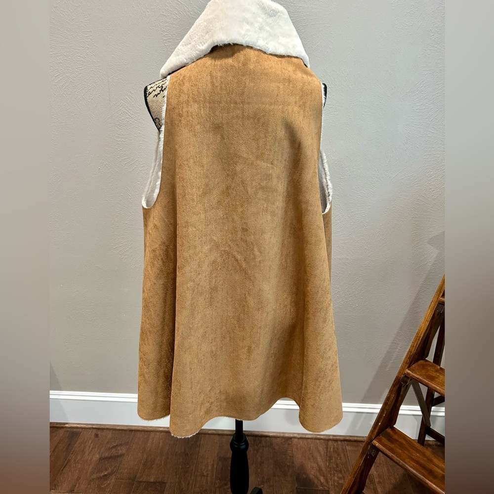Faux suede fur vest Size M/L impeccable pig. Like new longer vest very cute - Picture 2 of 5